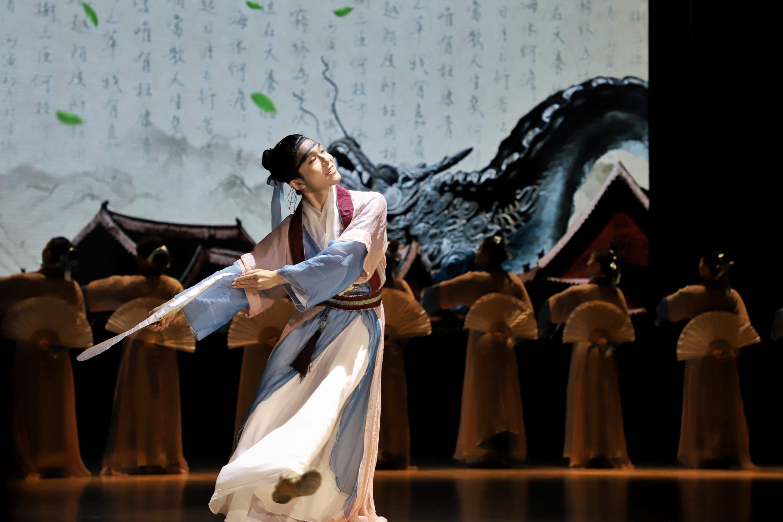 Bailarín en espectáculo de danza clásica china.