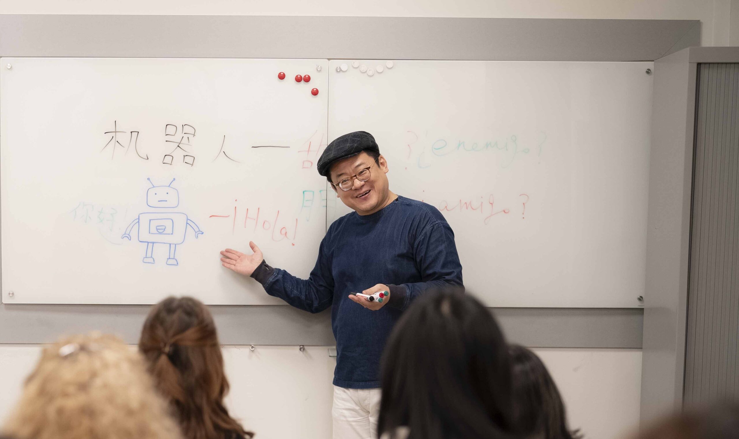 20251211-profesor-de-chino-Li-Chenguang-dando-clase-con-alumnos-web1