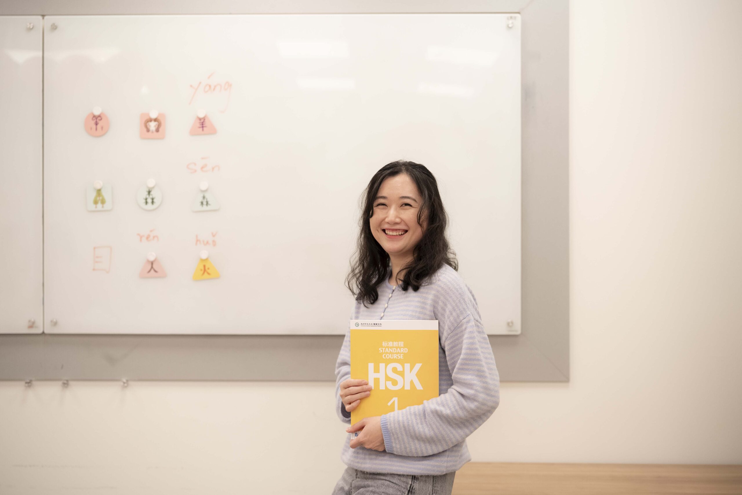 20251211-profesora-de-chino-Luo-Lijuan-dando-clase-con-libro-HSK1-2-web