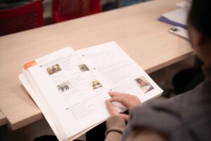 20251211-alumna-en-clase-con-libro-de-chino-3-web