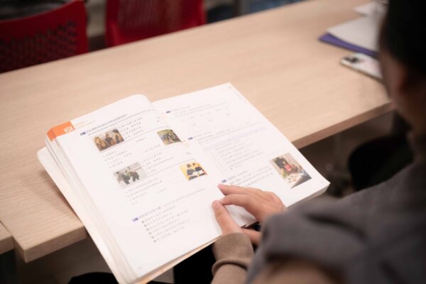 20251211-alumna-en-clase-con-libro-de-chino-3-web