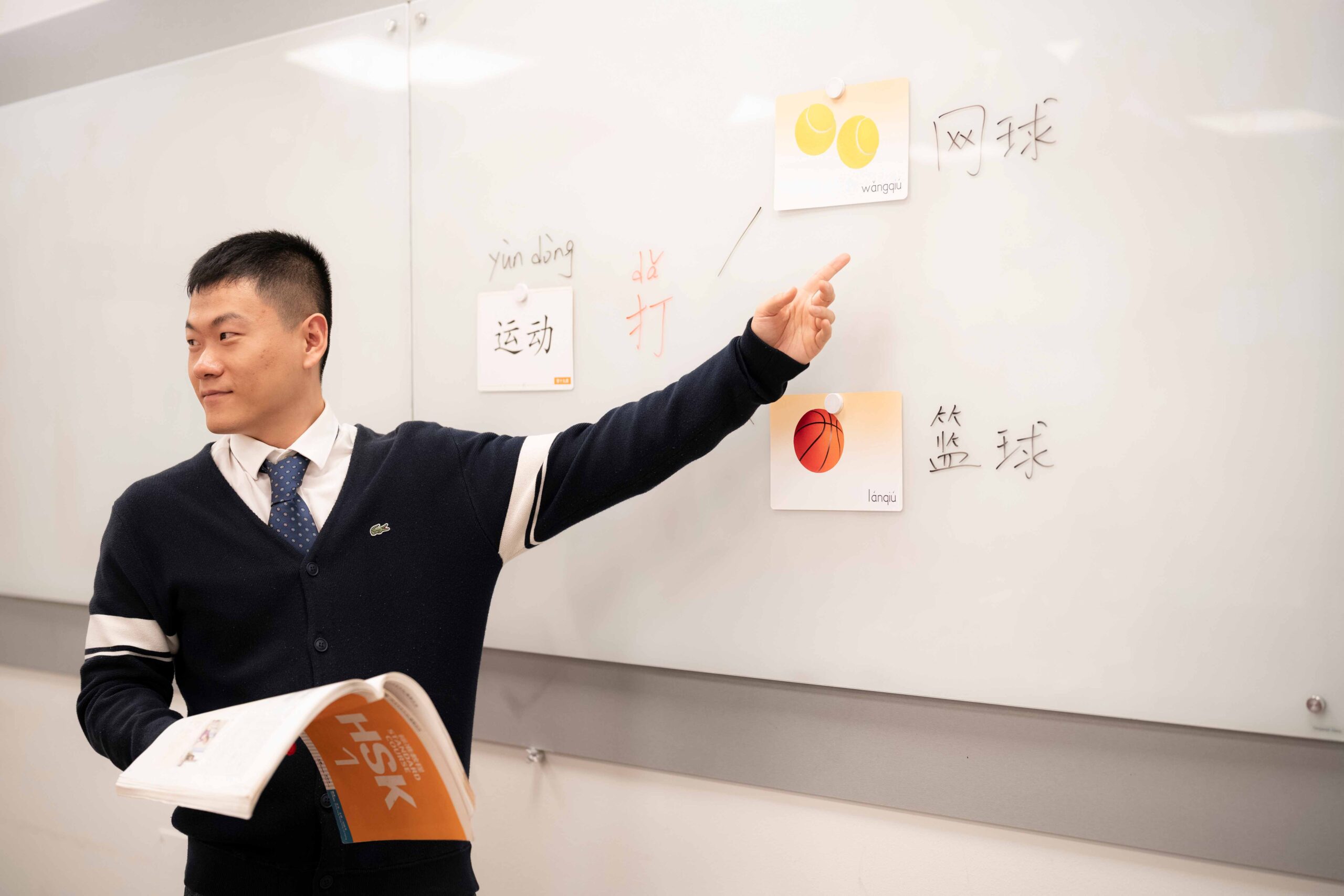 20251211-profesor-de-chino-Gao-Qishuai-dando-clase-hsk-1-web