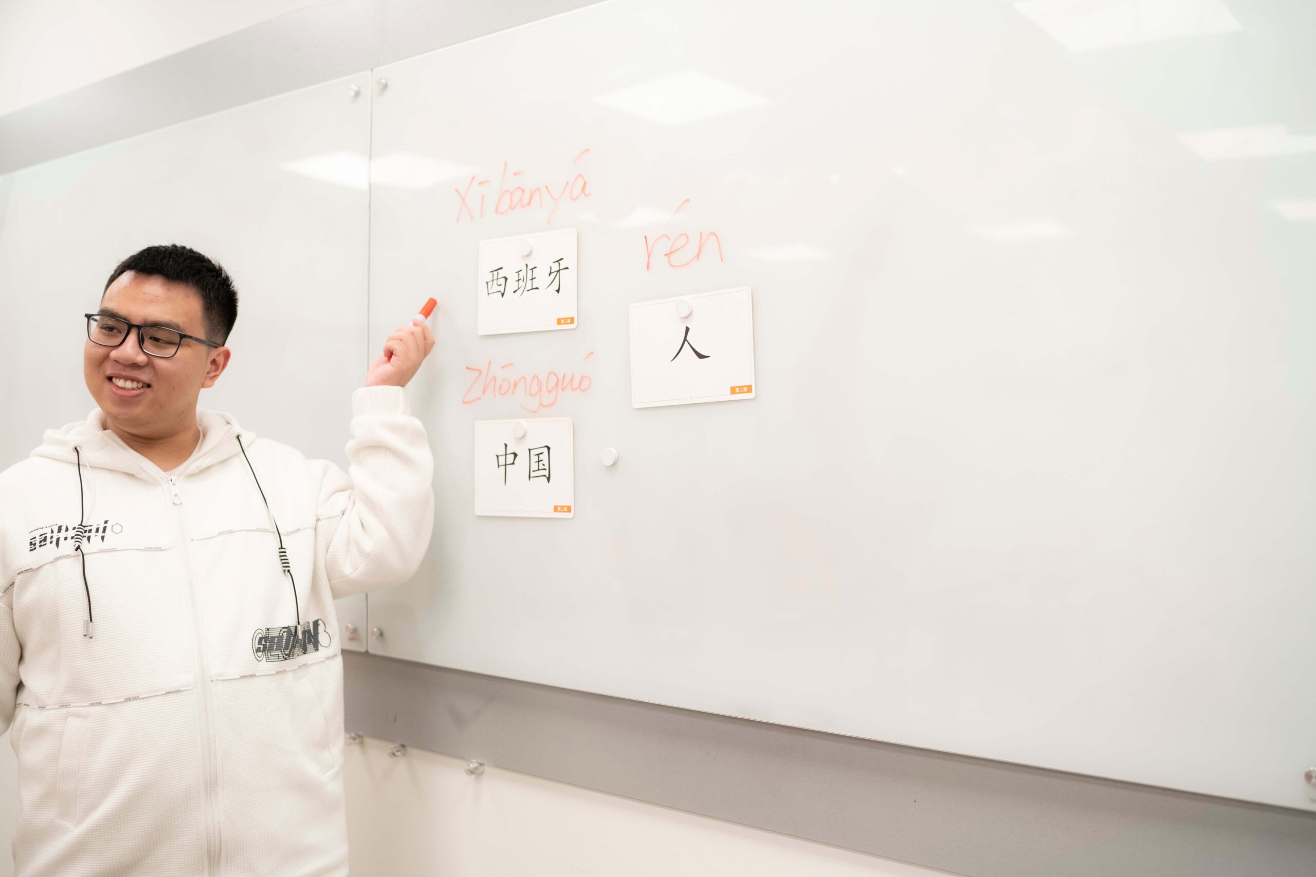 20251211-profesor-de-chino-Wen-Zheng-dando-clase (3)-web