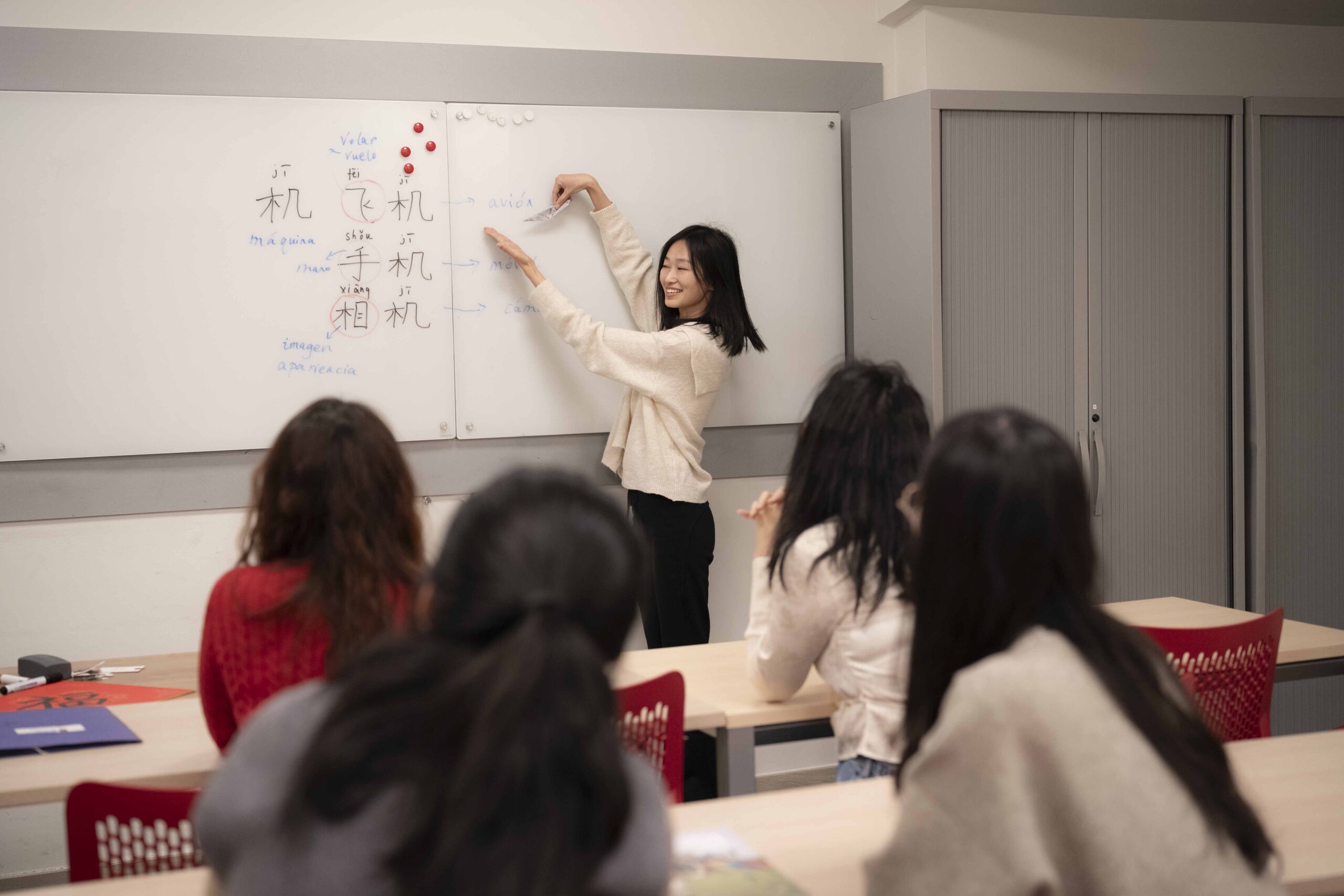20251211-profesora-de-chino-Li-Liangchen-dando-clase-con-alumnos-2-web