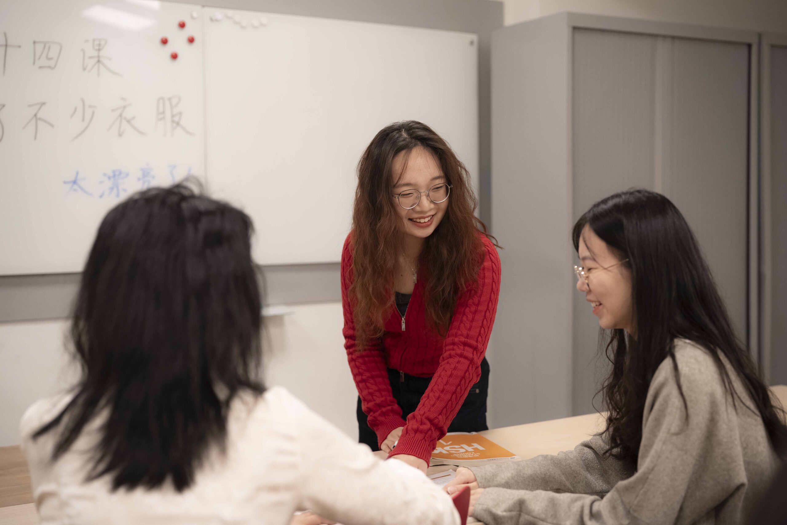 20251211-profesora-de-chino-Li-Xueqing-dando-clase-con-alumnos-6-web