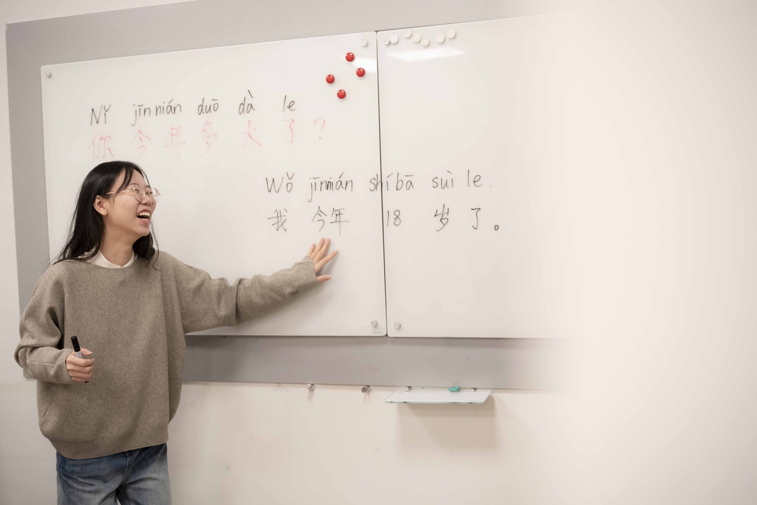 20251211-profesora-de-chino-Luo-Meng-dando-clase-8-web