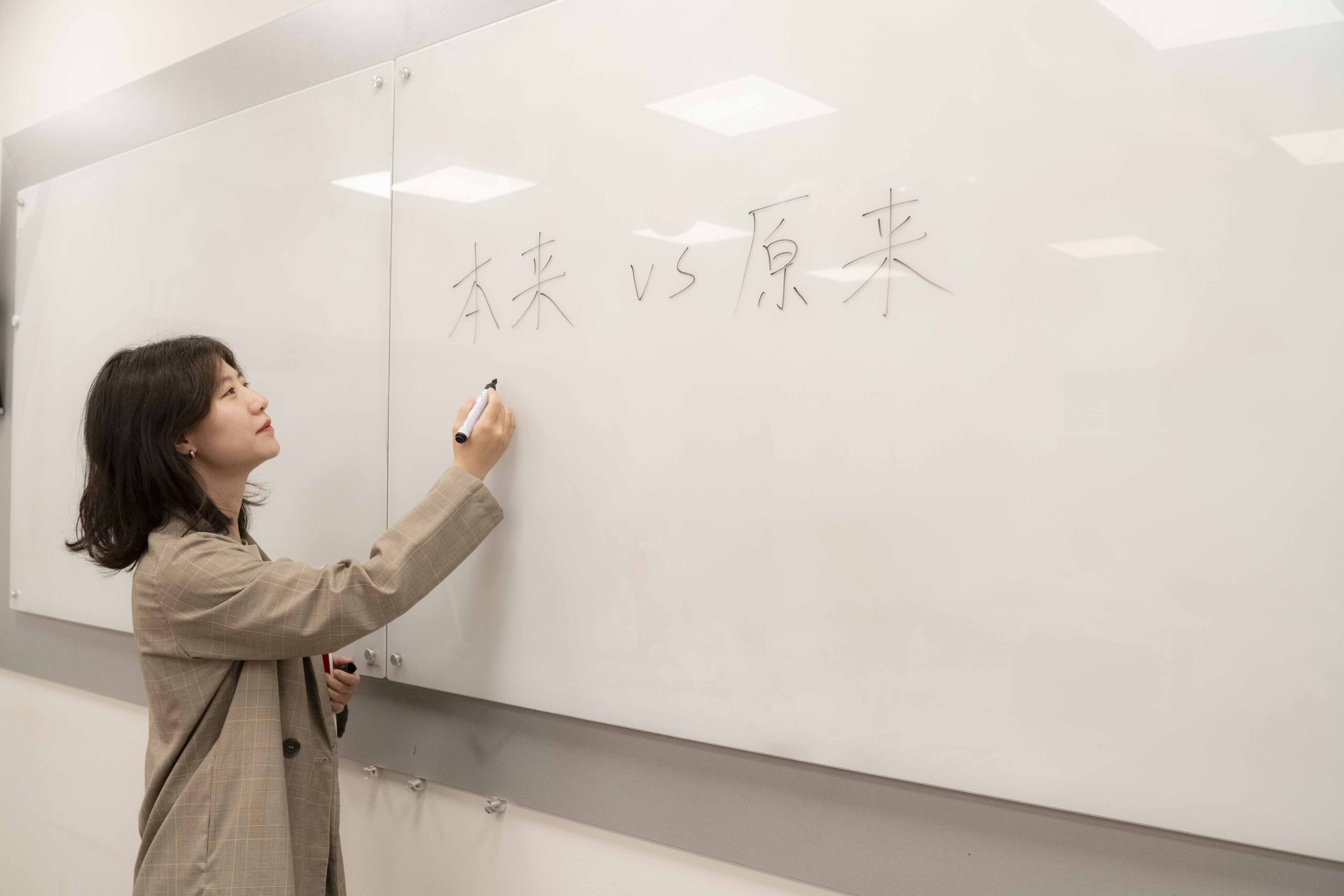20251211-profesora-de-chino-Ma-Yue-dando-clase-web