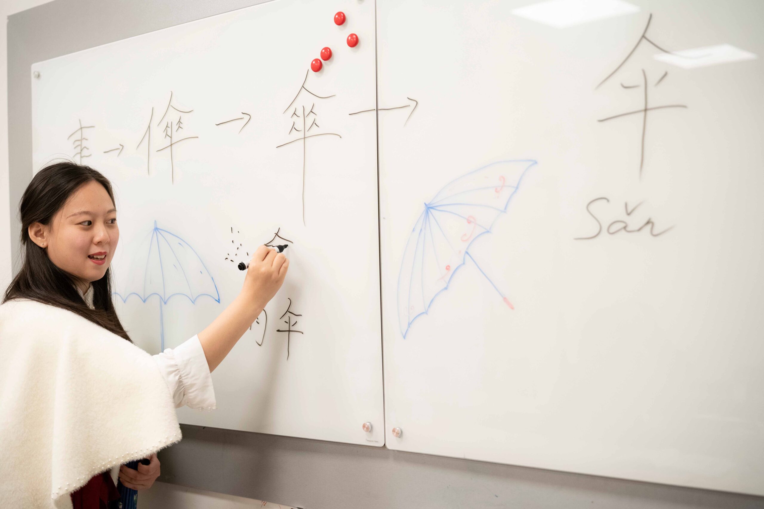 20251211-profesora-de-chino-Zhang-Jing-dando-clase-con-alumnosJPG (1)-web
